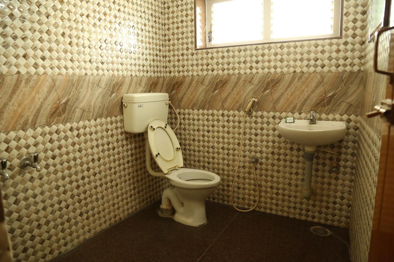 Hotel Vijay Pollāchi エクステリア 写真