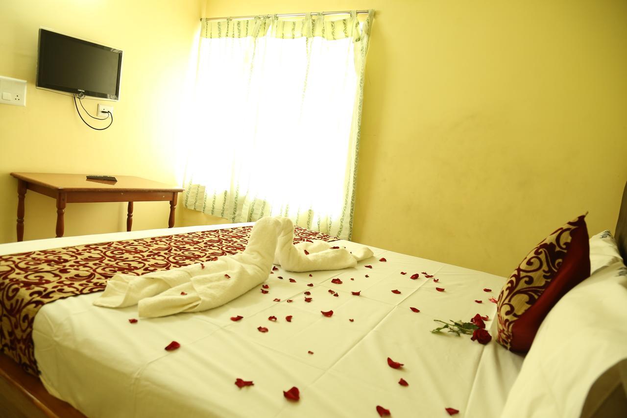 Hotel Vijay Pollāchi エクステリア 写真